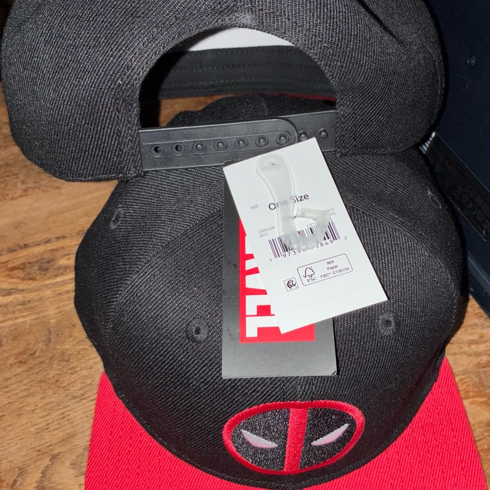 Marvel Deadpool Black and Red Hat
